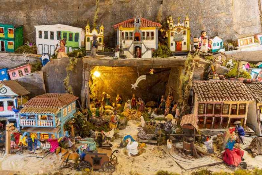 Presépios articulados marcam Natal em Mariana