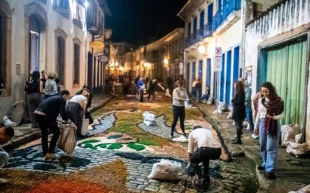 Ouro Preto mobiliza 15 toneladas de serragem para tradicional confecção de tapetes