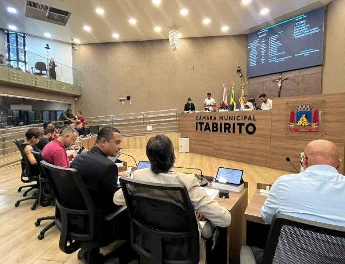 Câmara de Itabirito vota projetos de lei e define homenageadas para o prêmio Mãe Nota Mil